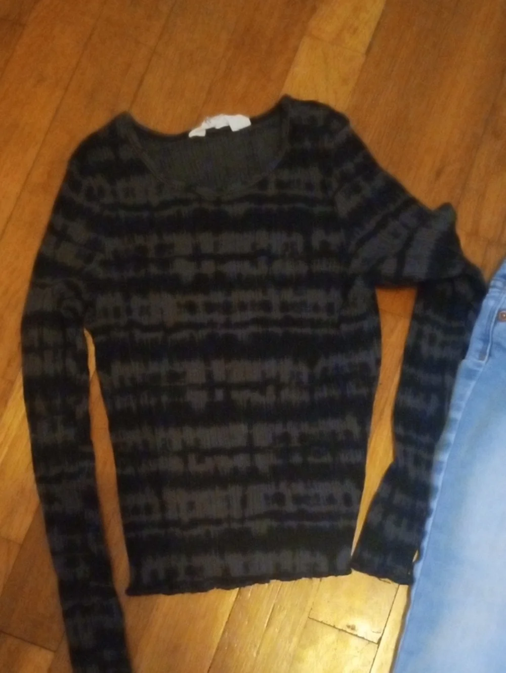 girl 5 light denim jeans and long sleeve gray black top